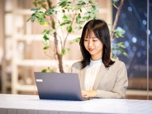コクヨアンドパートナーズ株式会社(コクヨグループ) 動画編集・資料デザイン／月給27万円超／土日祝休／残業月5h
