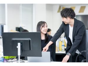 ディパーチャーズ・ジャパン株式会社 経理労務／未経験でも月収25万円／原則定時退社／年休120日