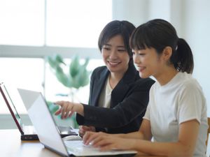 株式会社ＺＥＲＯ　ＩＭＰＲＥＳＳＩＯＮ 介護事業を裏方から支える総合職／千種区／駅チカ／年休120日