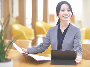 横濱コーポレーション株式会社 企画・広報アシスタント／完週休2日／リフレッシュスペースあり