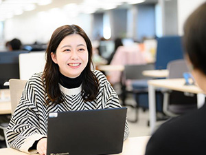 リコーリース株式会社【プライム市場】 事務アシスタント／未経験歓迎／年間休日123日／17時半退勤