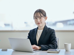 キトラ株式会社 一般事務／未経験歓迎／年休122日（土日）／残業月10h以内