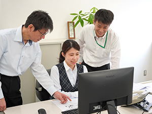 荒木運輸株式会社 （1）通関士（2）通関士アシスタント／未経験＆無資格OK！