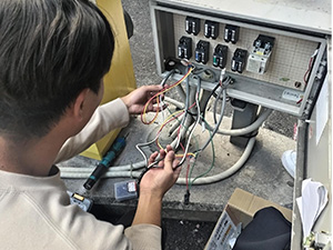 タイムズサービス株式会社(パーク24グループ) タイムズパーキングの電気工事／土日休／月給35.9万円以上