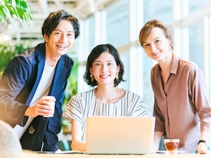 Ｂａｒｓａｎ　Ｇｌｏｂａｌ　Ｌｏｇｉｓｔｉｃｓ合同会社 貿易事務／未経験歓迎／月給27万円~／年休125日／定時退社