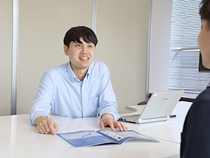 岡田商事株式会社 車・バイク用品のルート営業／未経験歓迎／賞与実績3.8カ月分