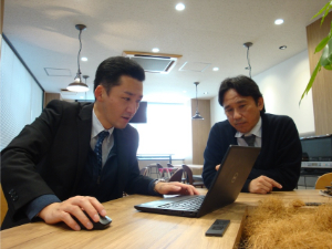 クロバー株式会社 企画営業／賞与実績4カ月／土日祝休／年休124日／残業10h