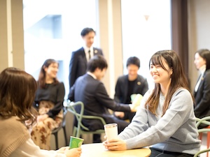 株式会社アプレ 人事（労務）／育児との両立応援／年間休日125日／定時退社