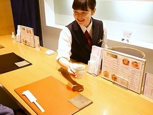 株式会社村上商店 ホールスタッフ／未経験歓迎／深夜勤務なし／賞与年2回／昇給有