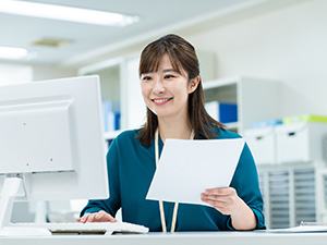 伊藤製パン株式会社 総務人事／完全週休2日制／残業月20時間程度／賞与年2回