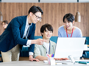 株式会社京都きもの友禅ホールディングス【スタンダード市場】 人事・総務／フレックスタイム／年休125日／在宅可／転勤なし