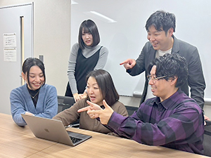 株式会社パッションギークス 営業推進課での販促物制作デザイナー