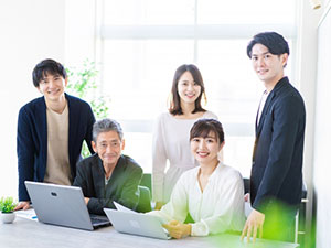 株式会社アスク(株式会社シー・ヴイ・エス・ベイエリア100％ グループ) 社内SE／月給58万円～／土日休み／年休122日／残業少なめ