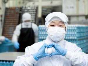 イフジ産業株式会社【スタンダード市場】 未経験歓迎の製造職／年休122日／完休2日制／社内託児所完備