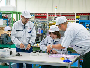 スズクニ・トキワ精機株式会社 電気設計／年休121日／転勤なし／家族手当有／月給32万円～