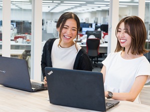 GMOデザインワン株式会社(GMOインターネットグループ) 事務系総合職／定時退社／週3日リモート可／服装ネイル自由