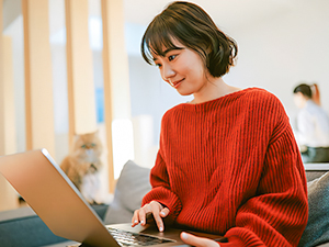 株式会社レオンホールディングス 総務事務／賞与年2回／最大9連休実績／スポーツジム完備