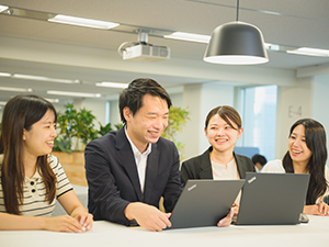 ランスタッド株式会社 契約・社会保険に関するサポート事務／未経験歓迎／年休124日