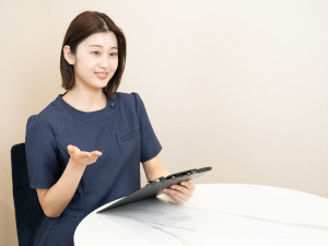 株式会社ＳＣＲＩＢＥ（URARAクリニック） 美容クリニックの受付事務／未経験歓迎／月給28万円以上