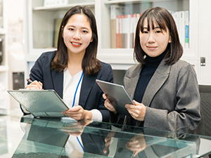 株式会社ｈａｒｂｏｒｓ 会計経理代行／月給30万円以上／完休2日制／年休125日以上