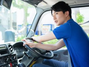 株式会社シンワ 配送ドライバー／年間休日127日／残業15h以下／賞与年2回