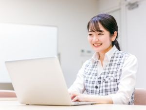 エスファクトリー東北株式会社(エスフーズグループ) 経理・労務管理／賞与3回／年休実質117日／上場グループ