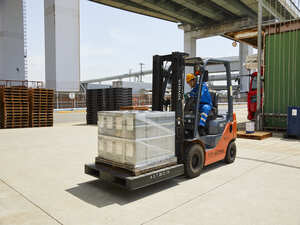 アスト株式会社 倉庫管理／資格取得支援／残業月10h／土日祝休み／賞与5カ月