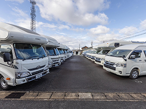 株式会社TOMZ キャンピングカーの買取査定スタッフ