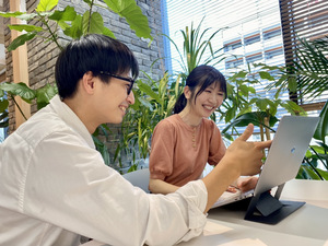 株式会社オモヤ 新事業ECブランドの立ち上げスタッフ／年休120日／土日祝休