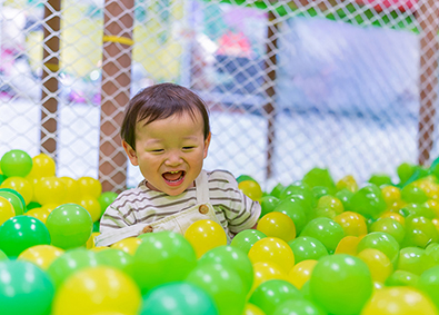 株式会社The Kids 屋内遊園の施設スタッフ／未経験歓迎／月給22万／年休120日