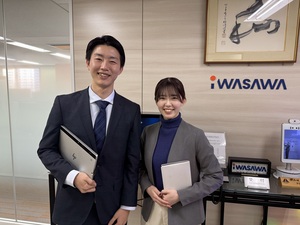 株式会社イワサワ 総務事務／年間休日128日／残業月10h以下／賞与5カ月分