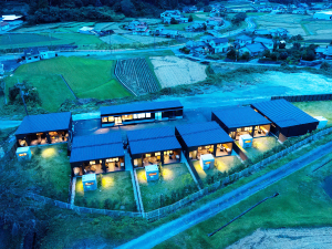 株式会社ナガ・ツキ ドッグヴィラ運営スタッフ／未経験歓迎／日勤のみ／連休取得可能