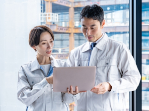 株式会社コントラビズ プロジェクトサポート／未経験でも月収30万～／年休120日