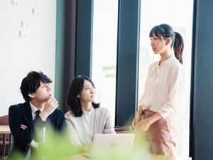 株式会社ＫＯＳＭＯ コールセンター現場管理／キャリア採用／年休122日／土日祝休