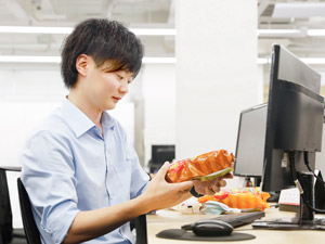 株式会社神戸物産【プライム市場】 海外食品の品質管理（検品・検食）／未経験歓迎／完全週休2日制