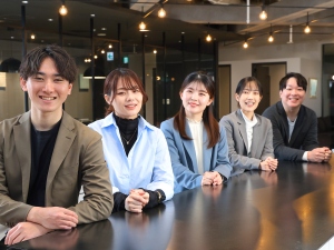 ＦＩＤＩＡ　ＳＯＬＵＴＩＯＮＳ株式会社(ＦＩＤＩＡグループ) 総務／土日祝休／残業少／年休120日／賞与年2回／転勤なし