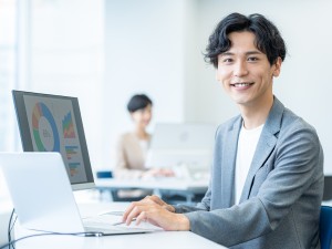 柳田メディア株式会社 システム・テクニカルサポート／残業月10h／基本土日祝休み