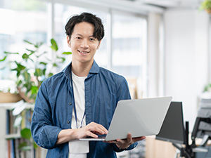 株式会社AXL ITエンジニア（インフラ／開発）／定着率95％／年休120日