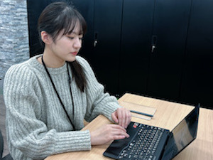 グリーンシステム株式会社 総務人事／肥後橋のきれいなオフィス／転勤なし／月給25万円～