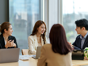 アセットフロンティア株式会社 経理マネジャー／幹部候補／年休120日／マネジメント経験不問