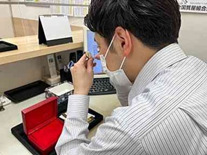 有限会社クラタ・セブン リユース商品やブランド品の買取査定スタッフ