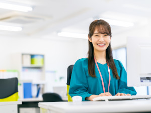 スギムラ化学工業株式会社 事務／転勤なし／基本定時退社／年間休日は120日／土日祝休