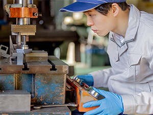 有限会社プロテック 未経験者歓迎／金属加工スタッフ／転勤なし／月収26万円～