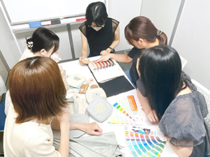 株式会社カミオジャパン 雑貨デザインオペレーター／賞与3回／年休126日／フレックス