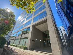 オリエント商事株式会社 経理／土日祝休／年間休日123日／残業月15h／賞与4カ月