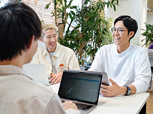 株式会社ゆずず 広告運用／年休120日／土日祝休／賞与4カ月分／私服髪型自由