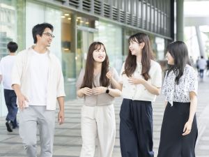 ＰＩＡ株式会社 カラコンメーカーの商品企画／月給28.5万円～／年休121日