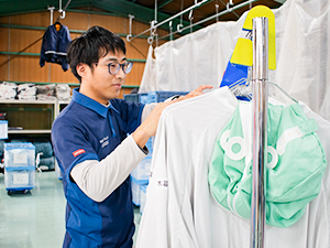 株式会社白興　川口工場 残業なし！年休120日／完全週休2日制／未経験歓迎！制服管理