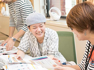 株式会社アミナコレクション フラダンス専門ブランドの先生営業／既存顧客メイン／土日祝休