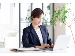 エルガーホールディングス合同会社 WEBライター／経験者採用／前職給与保証／業界未経験歓迎